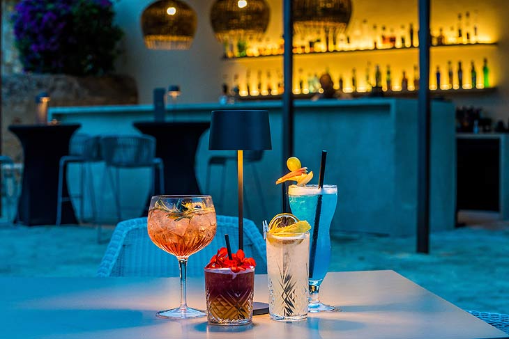   Drinks open air!  Neue Sommer-Bar ORO in Mallorcas “Carrossa Resort“  im Nordosten der Insel (©Foto: Flycam Media - Christian Arndt)